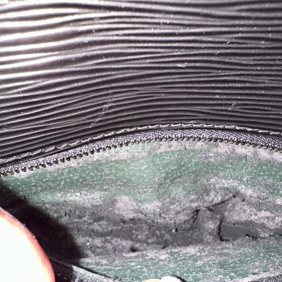 Auth LOUIS VUITTON Pochette Trapeze Clutch Black Epi Leather Bag France MI1920 - Picture 13 of 13